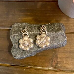 *SOLD* Sterling Silver Flower Earrings🌻